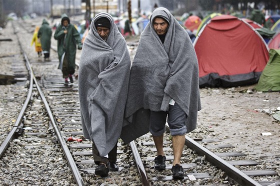 Uprchlíci v eckém mst Idomeni nedaleko hranic s Makedonií (10. bezna 2016)