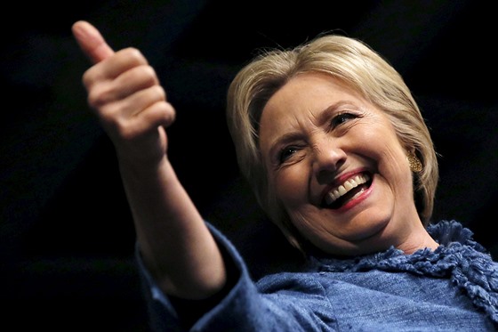 Hillary Clintonová ukazuje palec na znamení vítzství na Florid (15. bezen...