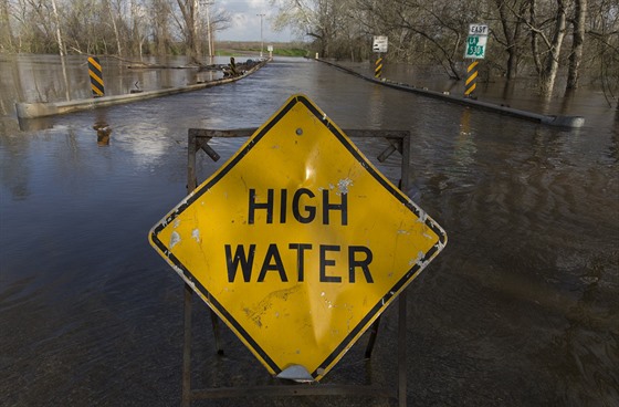 Upozornní na zatopenou silnici 530 v Oil City ve stát Louisiana (13. bezna...