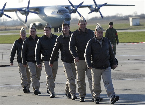 Rutí piloti se ze Sýrie vrátili na jihoruskou základu Primorsk-Achtarsk (16....