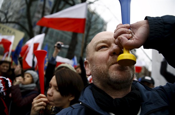 A padesát tisíc lidí vylo do ulic Varavy a vyzvalo polskou vládu k...