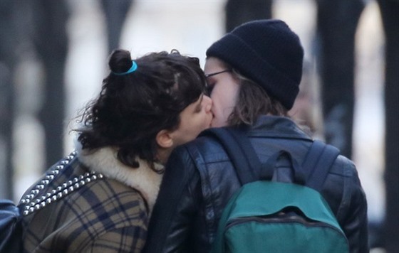 Kristen Stewartová se v Paíi líbala se svou novou pítelkyní Soko.