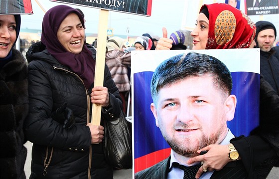 Desetitisíce lidí se v lednu sely v centru eenské metropole Groznyj na...