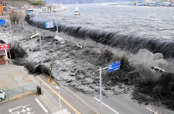 Vlna tsunami dorazila k japonskému pobeí odpoledne 11. bezna 2011 a v...