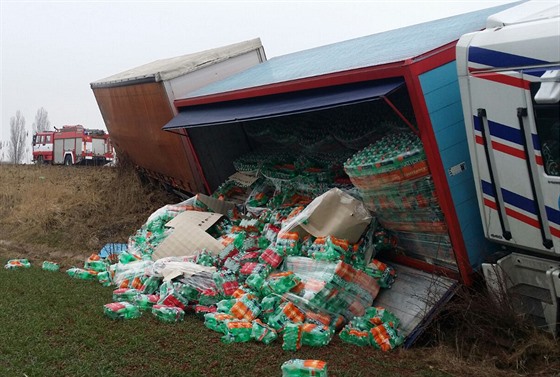 Na silnici 1/7 nedaleko obce Slaný se vyboural kamion peváející limonády...