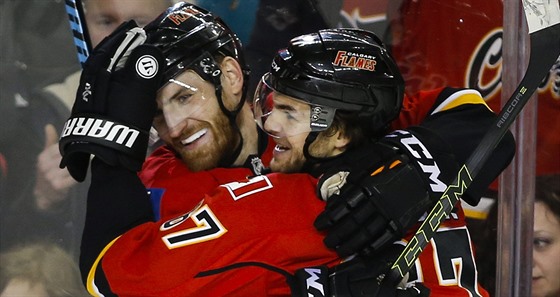 Michael Frolík (vpravo) a Jakub Nakládal se radují z gólu Calgary.