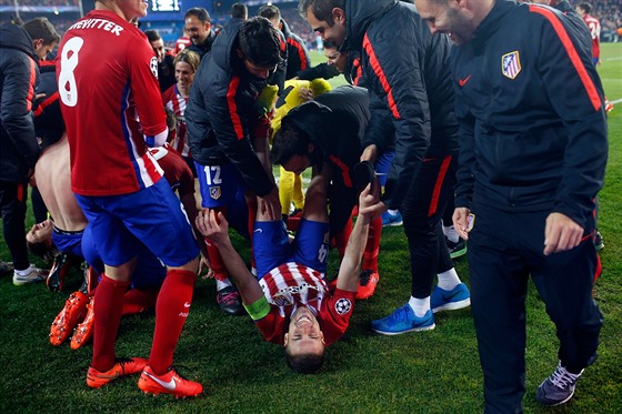 POSTUP. Fotbalisté Atlétika Madrid se radují z postupu do tvrtfinále Ligy...