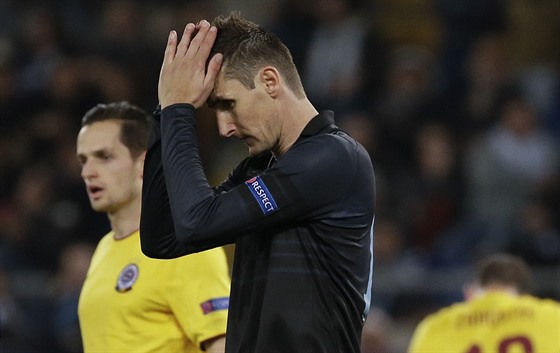 Nmecký útoník Miroslav Klose neme uvit, jak jeho Lazio ím hraje proti...
