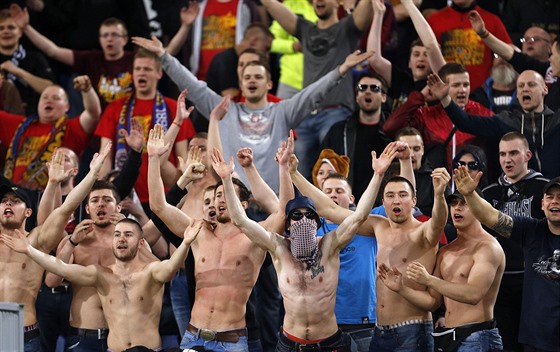 Fanouci podporují sparanské fotbalisty na stadionu Lazia ím.