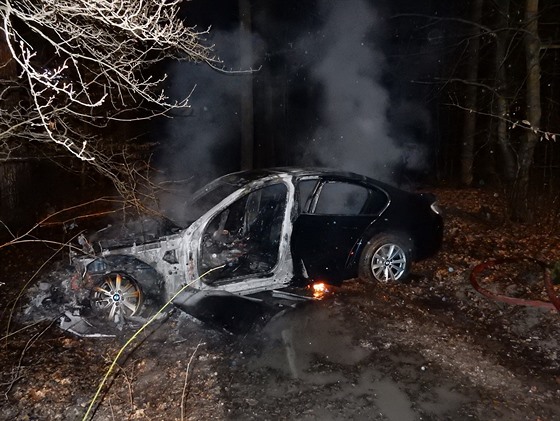 Kdy se idi pokusil vyjet z píkopu, od rozpáleného motoru chytlo listí a...