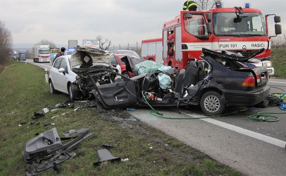 Nehoda tí osobních aut na zaátku obchvatu Uherského Hradit u Zlechova.