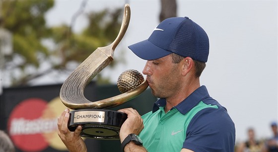 Jihoafrický golfista Charl Schwartzel s trofejí pro vítze turnaje Valspar...