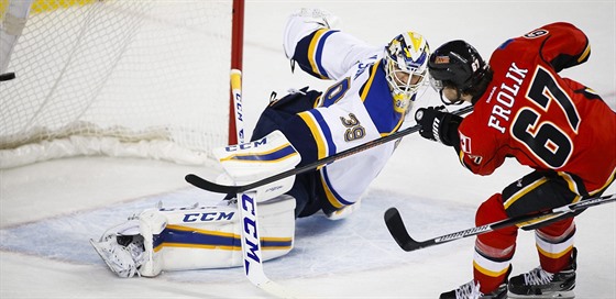 Michael Frolík  z Calgary pekonává gólmana  Anderse Nilssona ze St. Louis.