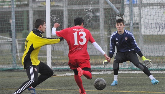 Tebíský fotbalista Tomojoi Cuija napahuje ke stele.