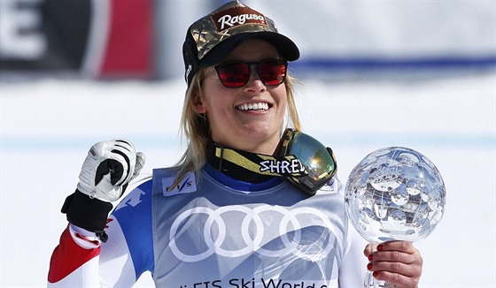 výcarská lyaka Lara Gutová s malým globem za celkový triumf v superobím...
