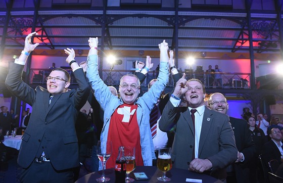 Podporovatelé nmecké strany AfD oslavují volební úspch. (13. 3. 2016)