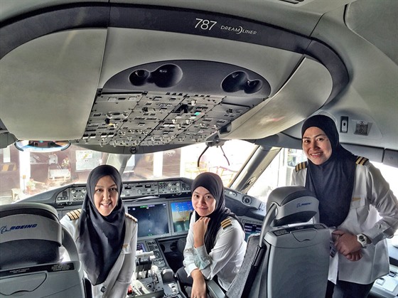 První ist enská posádka na letu z Bruneje do Saúdské Arábie. Zleva -...