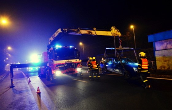 Ostravtí hasii museli z tramvajového kolejit v Ostrav-Zábehu vytáhnout...