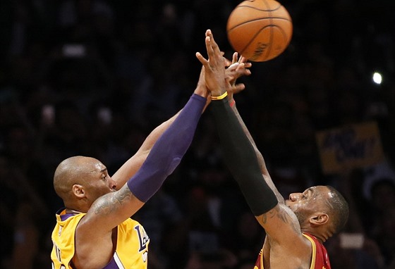 LeBron James (vpravo) z Clevelandu se snaí zblokovat stelu Kobeho Bryanta z...