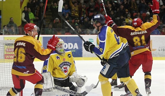 Jihlavtí hokejisté se radují z gólu proti Ústí.