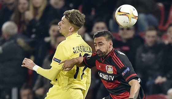 Samuel Castillejo (vlevo) z Villarrealu v hlavikovém souboji s Karimem...