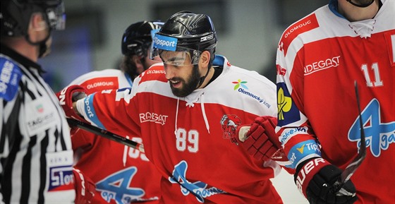 Gólová radost olomouckých hokejist, s íslem 89 je na snímku Roman Rác.