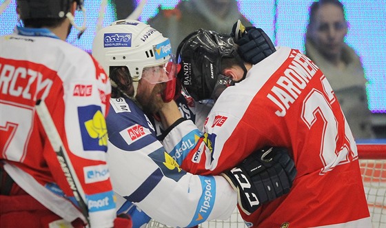 BITKA. Plzesk Ryan Hollweg (vlevo) a Jan Jaromsk z Olomouce