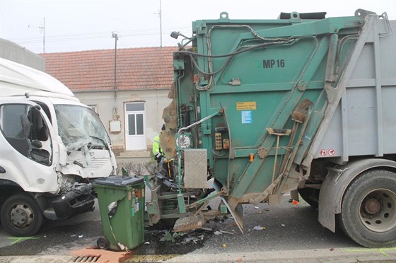 Do popeláského vozu zezadu narazil náklaák. Hmotná koda je pl milionu (17....