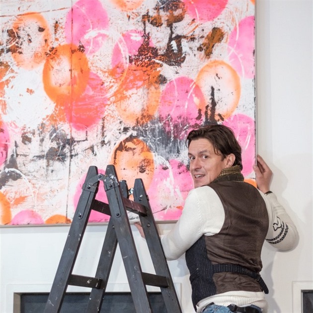 Dominik Mare instaluje svoje obrazy.