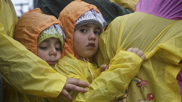 Děti stojící v dešti ve frontě na jídlo poblíž vesnice Idomeni na... Děti stojící v dešti ve frontě na jídlo poblíž vesnice Idomeni na...