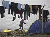 Uprchlíci si suší své právo na plotech v uprchlickém táboře poblíž vesnice... Uprchlíci si suší své právo na plotech v uprchlickém táboře poblíž vesnice...