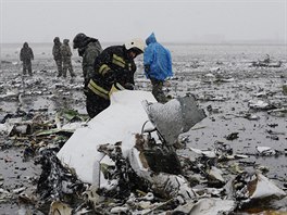 Trosky havarovanho letounu na ruskm letiti Rostov na Donu. (19. bezna 2016)