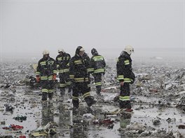 Trosky havarovanho letounu na ruskm letiti Rostov na Donu. (19. bezna 2016)