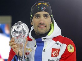 Martin Fourcade s malm kilovm glbem za celkov vtzstv ve sthace.