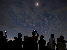 V ZÁKRYTU. Miliony lidí pozorovaly v Indonésii výjimený astronomický jev -...