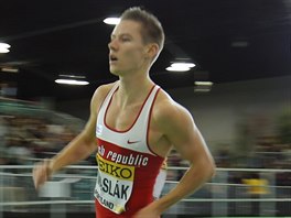 BEZ RUKVK. Pavel Maslk bhem rozbhu na 400 metr na svtovm ampiontu v...