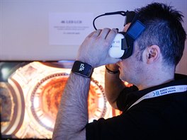 Zájem byl i o cenov dostupnou variantu virtuální reality Samsug Gear VR....