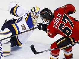 Michael Frolk z Calgary pekonv glmana Anderse Nilssona ze St. Louis.