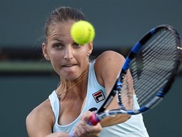 esk tenistka Karolna Plkov v duelu s Britkou Johannou Kontaovou.