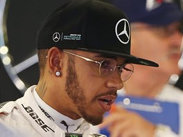 Lewis Hamilton sleduje prbh trnink na Velkou cenu Austrlie formule 1.