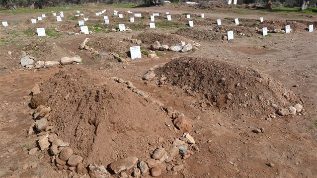 Hřbitov pro migranty na řeckém ostrově Lesbos. (8. března 2016)
