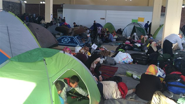 Migranti v pstavu Pireus. (10. bezna 2016)
