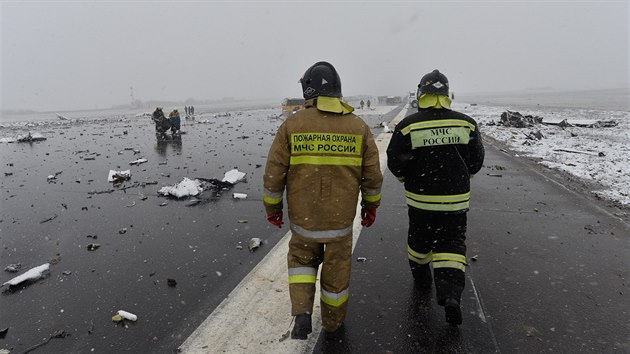 Trosky havarovanho letounu na ruskm letiti Rostov na Donu. (19. bezna 2016)