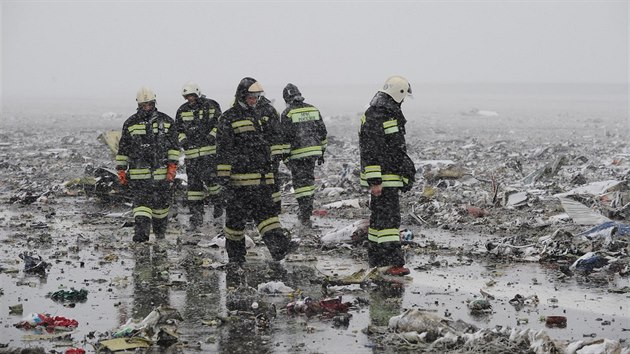 Trosky havarovanho letounu na ruskm letiti Rostov na Donu. (19. bezna 2016)