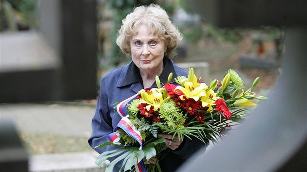 Trudie Bryksov u motolskho hrobu svho manela, vlenho hrdiny Josefa Brykse, 9. jna 2009