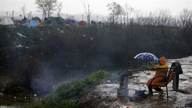 Situaci v uprchlickm tboe Idomeni na ecko-makedonsk hranici vrazn zhorily vytrval det (13. bezna 2016)