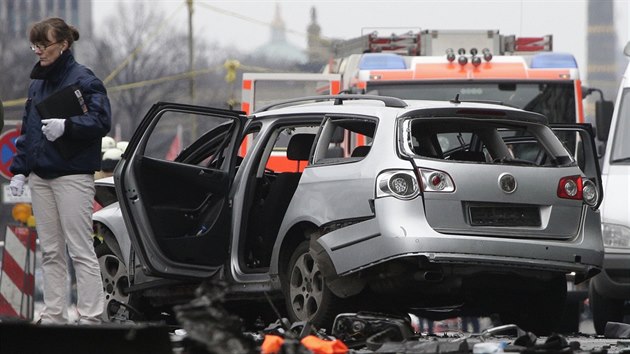 Trosky explodovanho vozu v berlnsk tvrti Charlottenburg (15. bezna 2016)