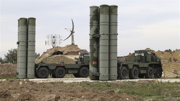 Rusk protiraketov systmy S-400 na zkladn nedaleko syrskho pstavu Latakja (16. prosince 2015)