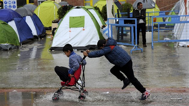 Uprchlíci v aténském pístavu Pireus (10. bezna 2016)