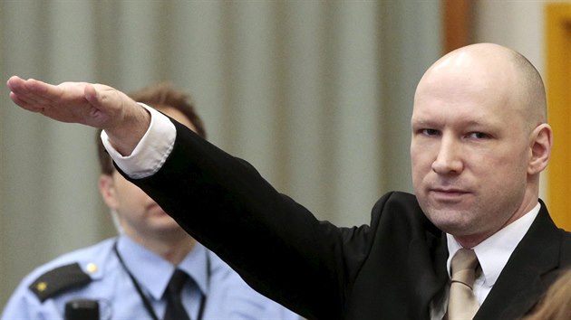 Breivik se hned pi pchodu ped soud uvedl nacistickm pozdravem (15. bezna 2016).